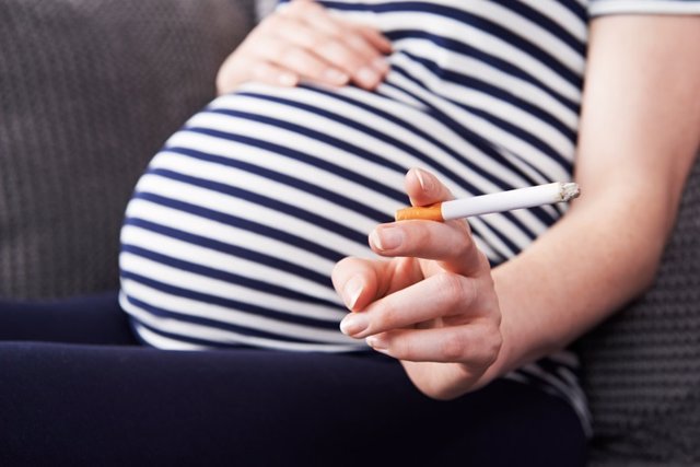 Archivo - Close Up Of Pregnant Woman Smoking Cigarette
