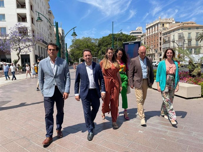 Jesús Ruiz, número 3 de la candidatura de Vox a la Alcaldía de Málaga, en un paseo por el centro