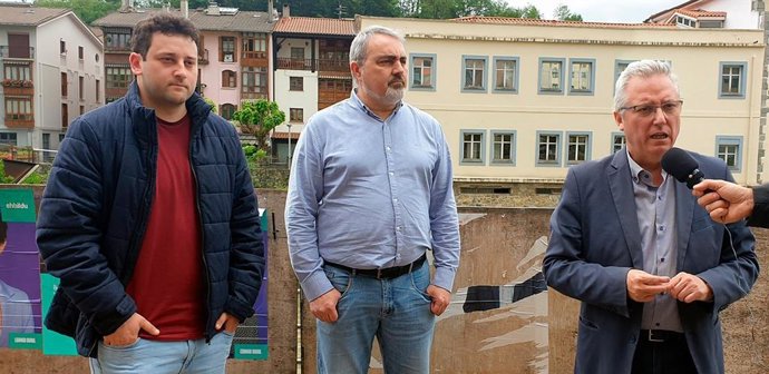 José Ignacio Asensio, candidato socialista a diputado general de Gipuzkoa, con Josean sánchez y Eduardo González, candidatos a la alcaldía de Zizurkil y Villabona, respectivamente, junto a uno de los carteles arrancados