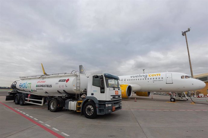 Archivo - Suministro de SAF de Cepsa a un avión de Vueling en el Aeropuerto de Sevilla