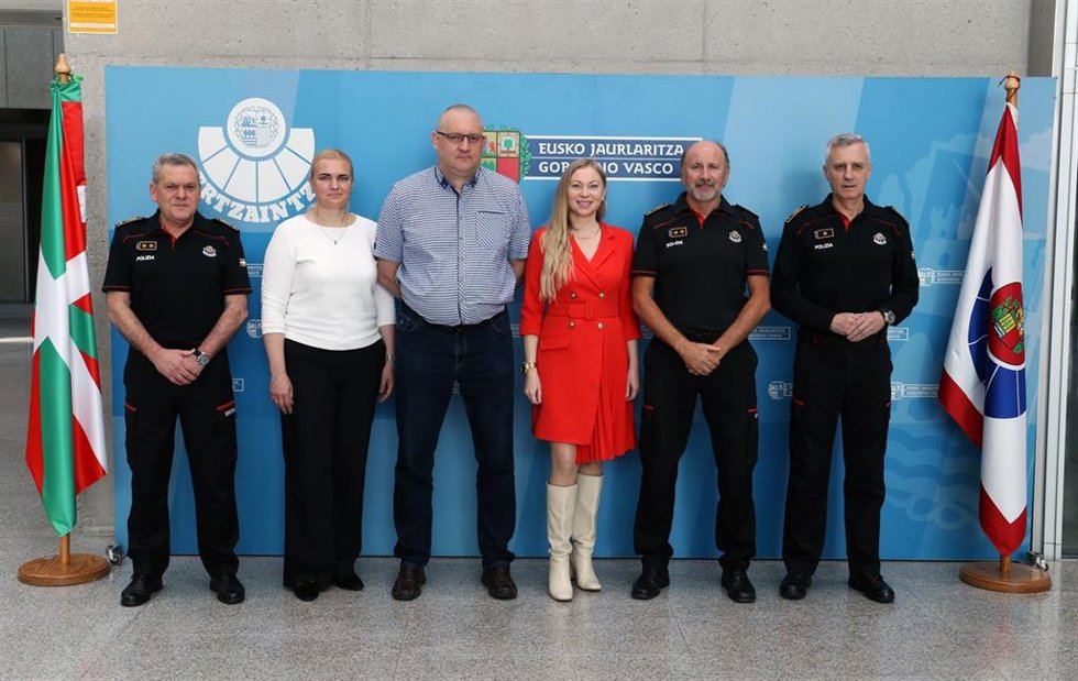 Una representación de la Policía de Lituania visita las instalaciones del centro policial de la Ertzaintza de Erandio.
