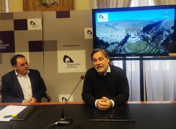 Benito Serrano (izda) y Ramón Prader presentan 'Vente a vivir un pueblo'.