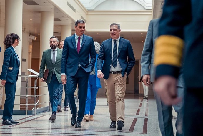 El presidente del Gobierno, Pedro Sánchez (i), a su llegada a una sesión plenaria en el Senado, a 16 de mayo de 2023, en Madrid (España). El jefe del Ejecutivo y el líder de PP protagonizan un nuevo debate parlamentario a escasos doce días de las elecci