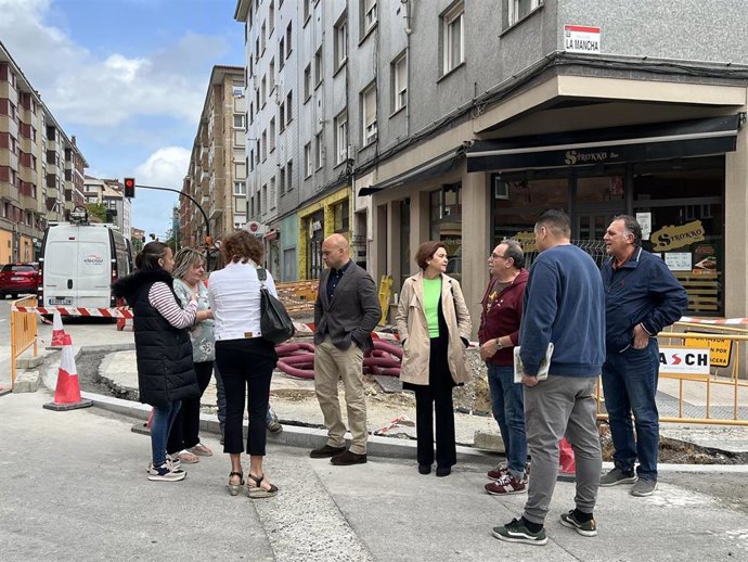 La candidata de Foro a la Alcaldía de Gijón, Carmen Moriyón, visita los comercios afectados por los retrasos en la calle Río Eo, Gijón