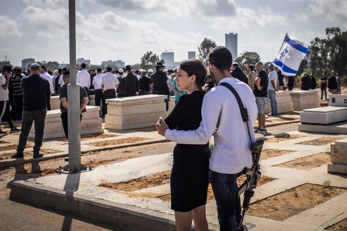 Archivo - 06 May 2022, Israel, Petah Tikva: Mourners attend the funeral of Yonatan Havakuk, one of the three people killed in a stabbing attack in Elad last night. At least three people have been killed and three others were seriously injured in a stabb