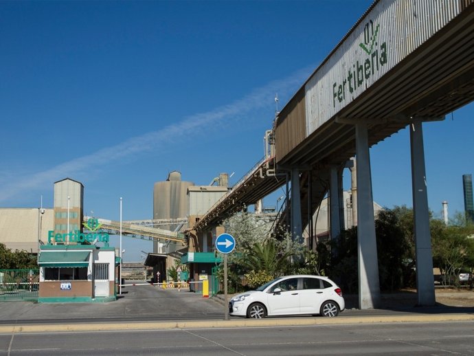 Archivo - Imagen de la factoría de Fertiberia en Huelva