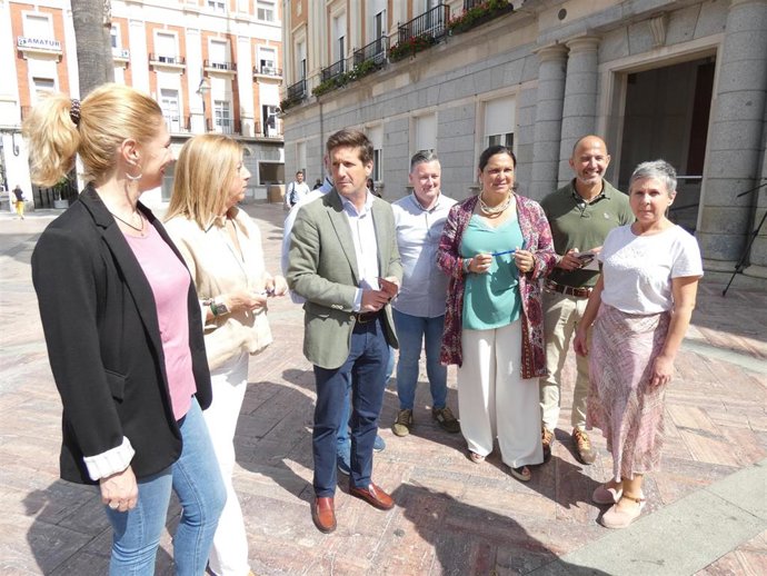 El candidato a la Alcaldía de Huelva y portavoz del Grupo Municipal de Ciudadanos (Cs) en el Ayuntamiento de la capital, Guillermo García de Longoria, junto a los miembros de su candidatura.