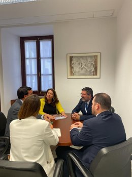 La consejera de Agricultura, Pesca, Agua y Desarrollo Rural, Carmen Crespo, en una reunión con el presidente del Círculo de Empresas Andaluzas de la Construcción, Consultoría y Obra Pública (Ceacop), Carlos López.