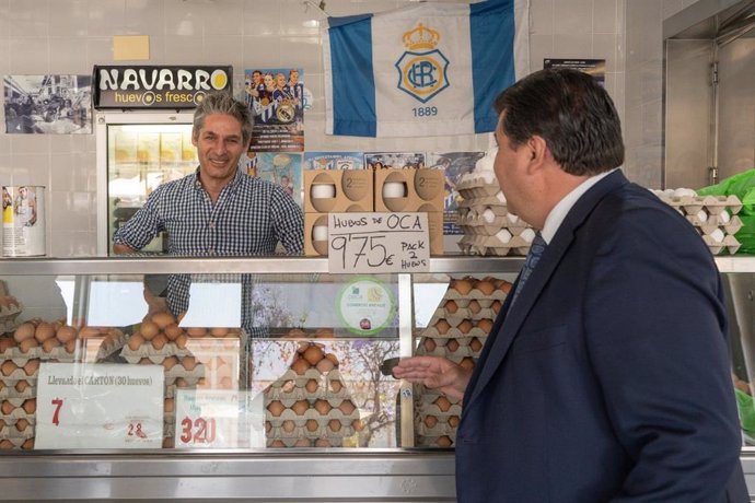 El candidato a la alcaldía de Huelva del Partido Socialista y actual alcalde, Gabriel Cruz, en una visita hace unos días al Mercado del Carmen de la capital.