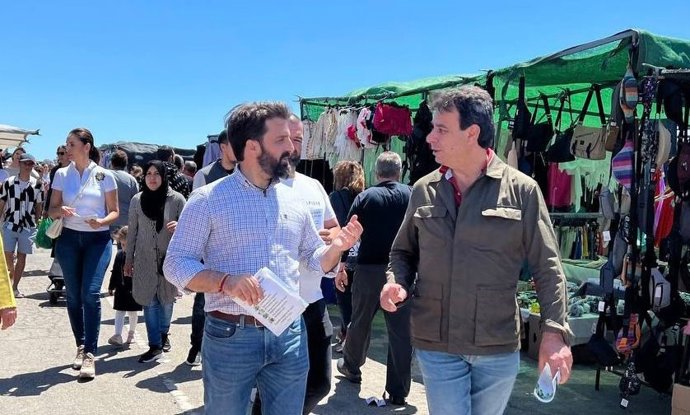Rojas (Vox) recorre un mercadillo de la capital en reparto de propaganda electoral