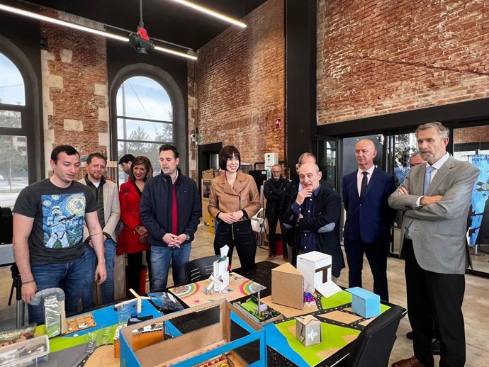 La ministra de Ciencia e Innovación, Diana Morant, en una visita a La Estación de la Ciencia de Burgos junto al alcalde Daniel de la Rosa (a su izquierda).