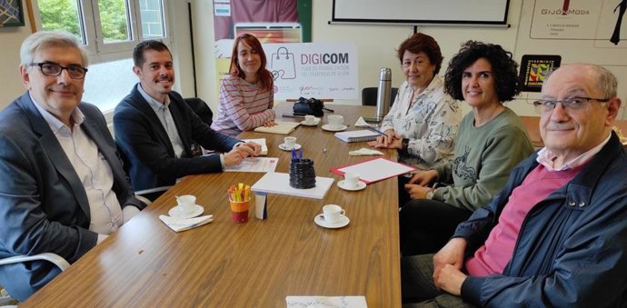 Reunión del candidato de IU - Más País - IAS a la Alcaldía de Gijón, Javier Suárez Llana, y la Unión de Comerciantes del Principado de Asturias