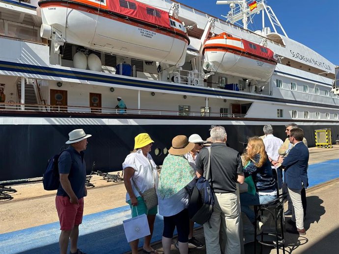 El crucero SeaDream realiza una escala en el Puerto de Almería.