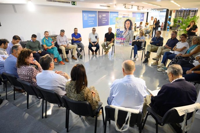 Vázquez (PP) mantiene un encuentro sectorial con entidades deportivas de Almería