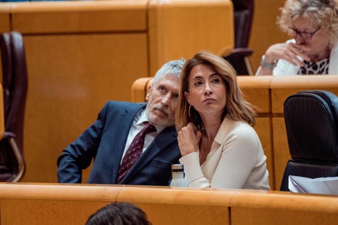 El ministro del Interior, Fernando Grande-Marlaska, y la ministra de Transportes, Movilidad y Agenda Urbana, Raquel Sánchez, durante una sesión plenaria en el Senado, a 16 de mayo de 2023, en Madrid (España). El jefe del Ejecutivo y el líder de PP prota