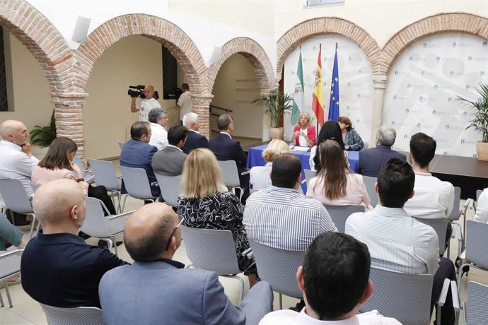 La alcaldesa de Marbella aborda con agentes turísticos las previsiones de los próximos meses