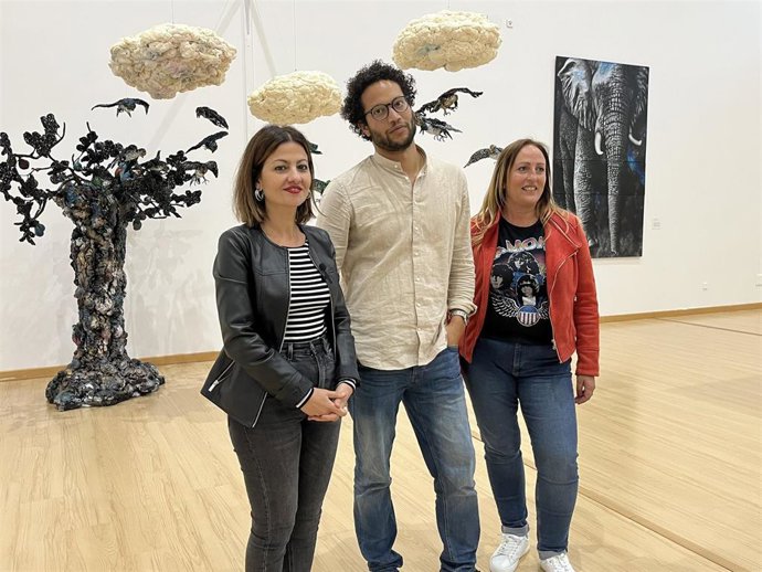 De izda a derecha: La eurodiputada por IU Sira Rego; el candidato de la coalición IU-Podemos a la Alcaldía de Santander, Keruin Martínez, y la número 2 de la lista autonómica de la coalición, Carmen Martín