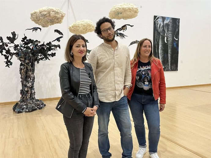 De izda a derecha: La eurodiputada por IU Sira Rego; el candidato de la coalición IU-Podemos a la Alcaldía de Santander, Keruin Martínez, y la número 2 de la lista autonómica de la coalición, Carmen Martín