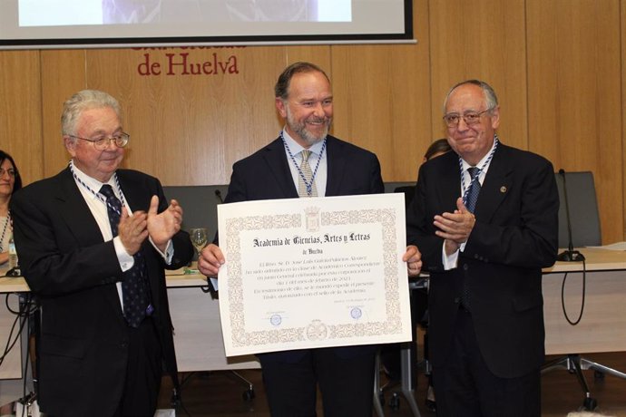 José Luis García-Palacios (centro), nuevo académico de la Academia de Ciencias, Artes y Letras de Huelva.