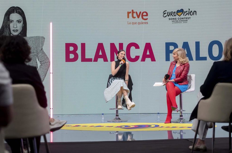 La cantante Blanca Paloma (i) y la directora de comunicación de TVE, María Eizaguirre (d), en los estudios de RTVE, a 16 de mayo de 2023, en Pozuelo de Alarcón, Madrid (España).
