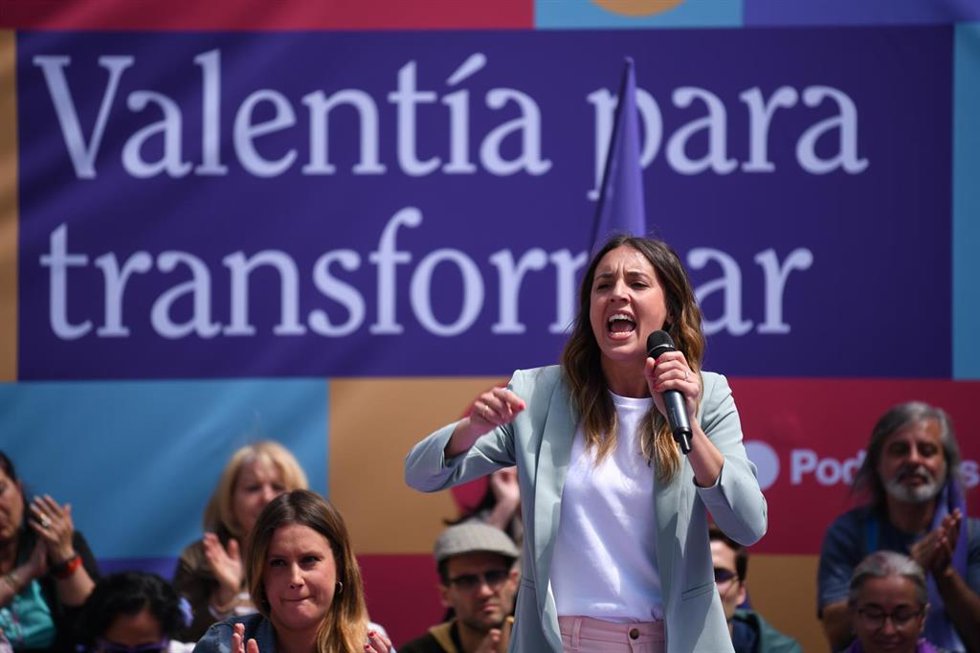 La ministra de Igualdad, Irene Montero, interviene durante el acto de campaña 'Valentía y Orgullo para transformar Madrid', en la Plaza Pedro Zerolo, a 13 de mayo, en Madrid (España). En este mitin que se celebra en el marco de la campaña electoral para