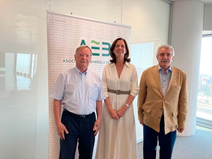 Archivo - Reunión de la Plataforma de Mayores y Pensionistas (PMP) y la presidenta de la Asociación Española de Banca (AEB), Alejandra Kindelán, para valorar la aplicación del 'Protocolo Estratégico para Reforzar el Compromiso Social y Sostenible de la 