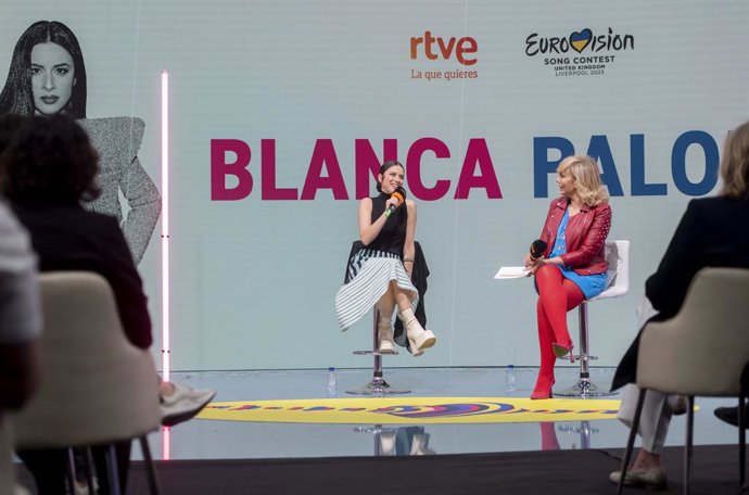 La cantante Blanca Paloma (i) y la directora de comunicación de TVE, María Eizaguirre (d), en los estudios de RTVE, a 16 de mayo de 2023, en Pozuelo de Alarcón, Madrid (España). Blanca Paloma ha representado a España con su canción 'Eaea' en el certamen