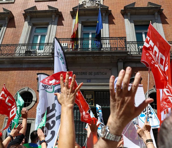 Funcionarios de la Administración de Justicia se han manifestado en varias ocasiones frente al Ministerio para reclamar una subida salarial. 