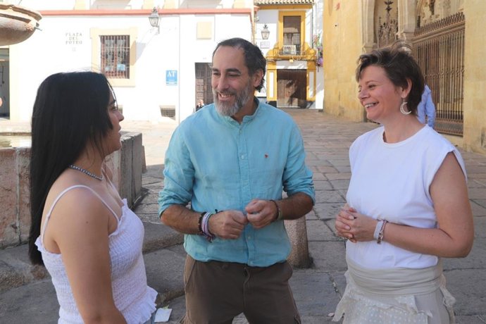 Juan Hidalgo, entre Raquel Arranz y Rocío Cruz, en la Plaza del Potro.