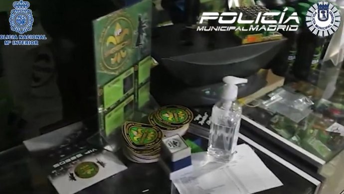 Archivo - Policía localiza un comercio que vendía droga a menores en Canillejas