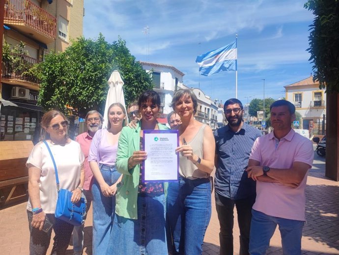 La portavoz de Adelante Andalucía, Teresa Rodríguez, junto a la candidata de Alcalá de Guadaíra (Sevilla), Begoña Iza