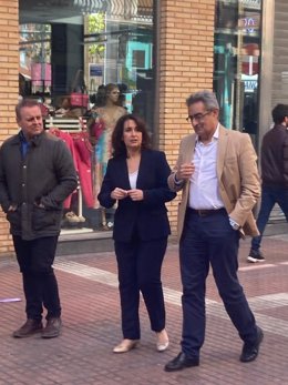 La número 2 de la lista de VOX al Ayuntamiento de Zaragoza, Eva Torres, y el candidato a la Alcaldía, Julio Calvo, po la calle Delicias