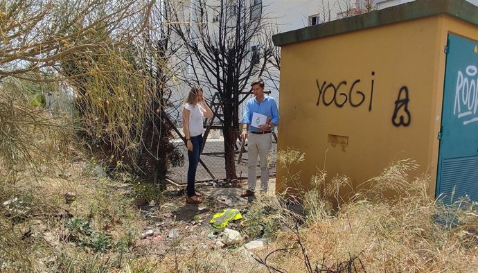 El candidato a la Alcaldía de Huelva por Vox, Wenceslao Font, y María Ponce, durante una visita a un solar.