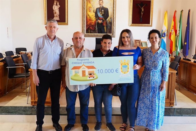 El Ayuntamiento de Palos de la Frontera (Huelva) entrega  las ayudas para la adquisición de la primera vivienda.