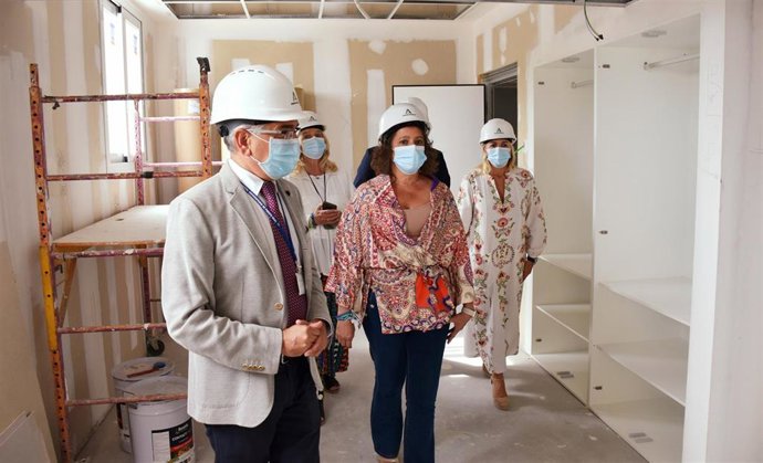 La consejera de Salud, Catalina García, supervisa las obras en ejecución de la planta de Cuidados Paliativos del Hospital de Puerto Real (Cádiz)