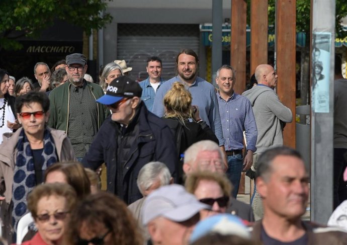 A Coruña.-El candidato de Marea Atlántica, Xan Xove (c), participa en un mitin al la coruñesa Plaza das Conchiñas con los ex alcaldes Xulio Ferreiro (d), Martiño Noriega (i)16/05/2023Foto: M. Dylan / Europa Press