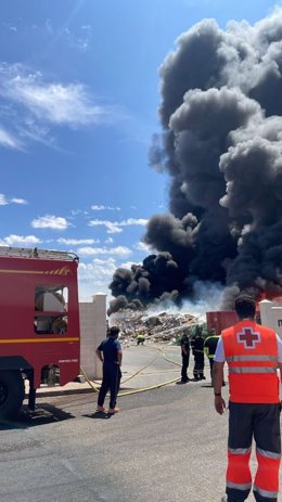 Efectivos de Cruz Roja en el incendio de una planta de reciclaje en Almendralejo