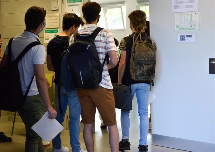 Archivo - Un grupo de estudiantes, hace cola para entrar a un aula