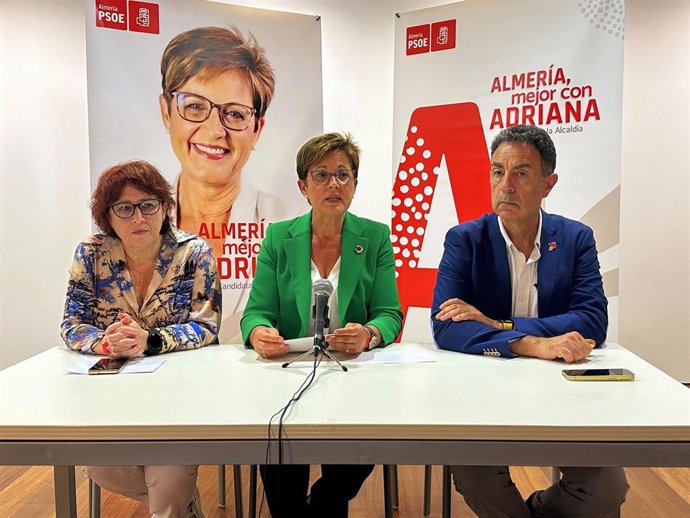 En el centro, la candidata del PSOE a la Alcaldía de Almería, Adriana Valverde.