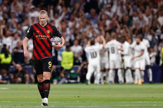 Erling Haaland coge la pelota tras el 1-0 del Real Madrid en la ida de las semifinales de la Liga de Campeones 2022-2023