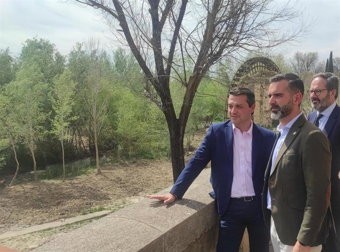 Archivo - Fernández-Pacheco (centro), observa los Sotos de la Albolafia, entre José María Bellido (izda.) y Adolfo Molina, con la Noria de la Albolafia a sus espaldas, en una imagen de archivo.