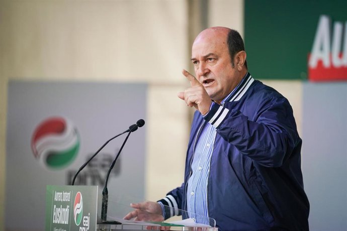 El presidente del EBB del PNV, Andoni Ortuzar, interviene durante un acto electoral