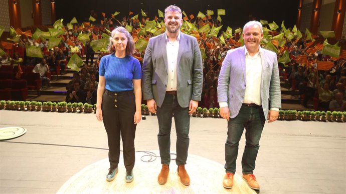 La candidata de MÉS per Palma, Neus Truyol; el candidato de MÉS al Govern, Lluís Apesteguia, y el candidato al Consell de Mallorca, Jaume Alzamora, en el acto central de campaña del partido.