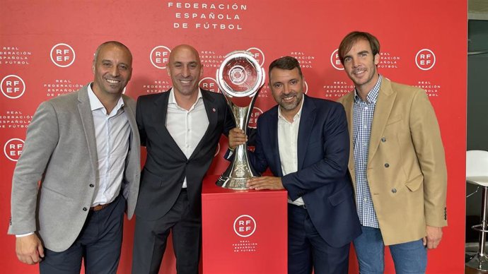 Antonio Vadillo, Luis Rubiales, Jose Tirado y Carlos Barron junto al trofeo de la Champions Leagu