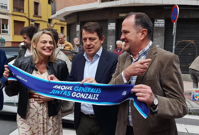 El presidente e Castilla y León, Alfonso Fernández Mañueco, junto al presidente del PP vasco, Carlos Iturgaiz, y a la candidata a diputada general de Bizkaia, Raquel González, en Barakaldo (Bizkaia)