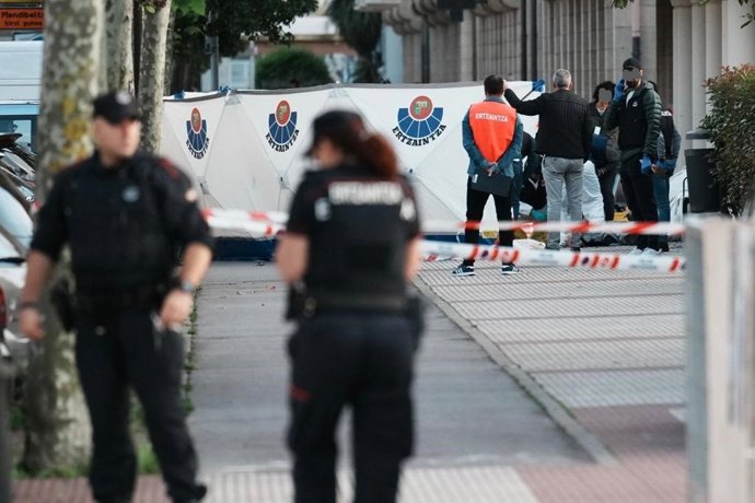 Agentes de la Ertzaintza acordonan la zona donde se ha producido la muerte violenta de un hombre y una mujer en la calle Arrantzale de Orio (Gipuzkoa)