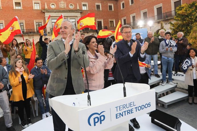 El presidente del PP, Alberto Núñez Feijóo (d), participa en un mitin, junto a los candidatos a la Presidencia del Gobierno de Aragón, Jorge Azcón (i), y la candidata a la Alcaldía de Teruel, Emma Buj (c), en la plaza de San Juan.