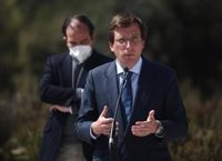 Almeida dotará a Tetuán de una piscina de verano, escuela infantil y centro de mayores en el Paseo de la Dirección