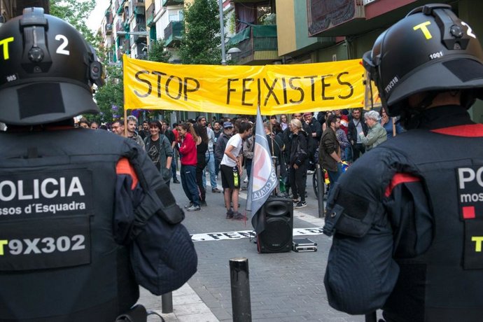 Imagen de varios manifestantes durante el mítin de Vox en Salt (Girona)