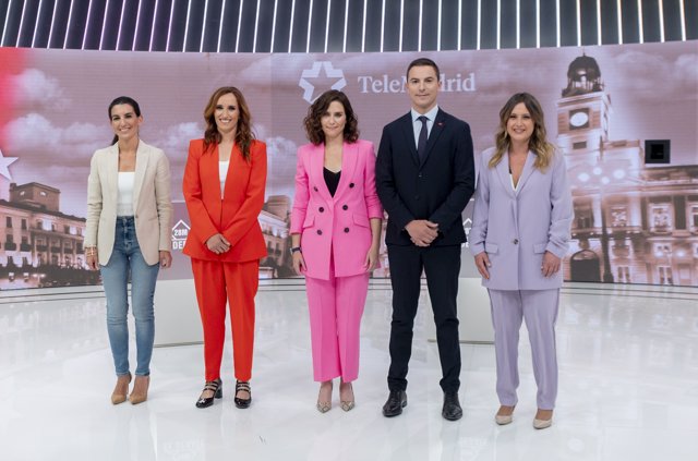 Los cinco candidatos a la Presidencia de la Comunidad de Madrid junto al moderador del debate y director y presentador de 'Telenoticias 1', Víctor Arribas